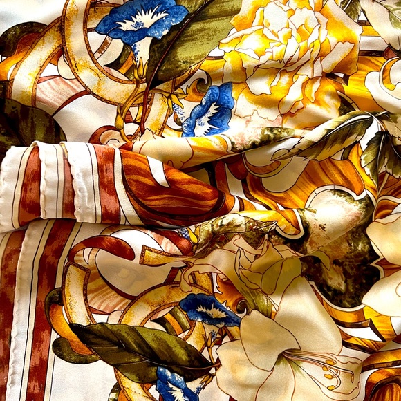 Stunning Chanel silk scarf in beautiful warm tones and classic pattern. - Picture 10 of 14